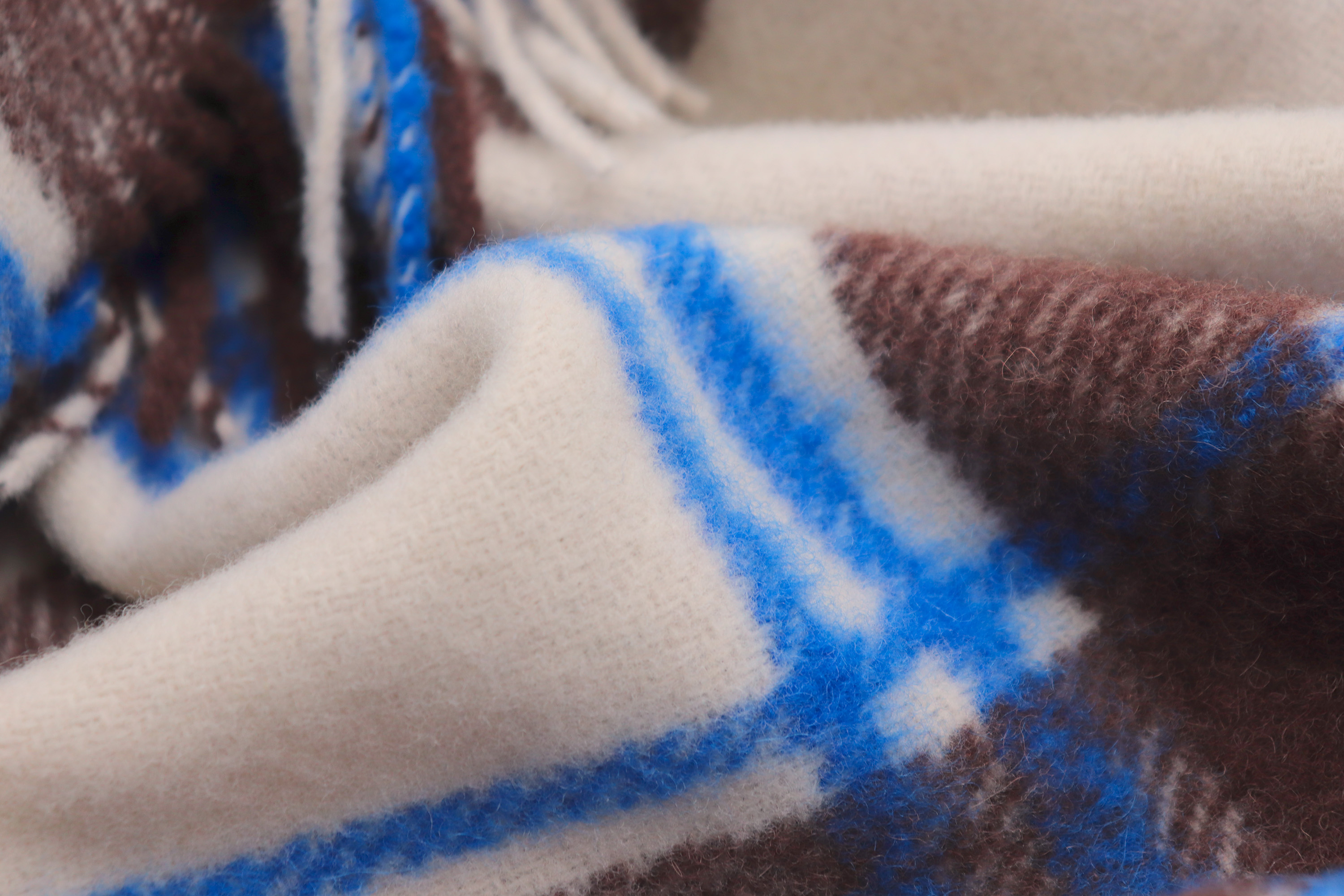 Fransenplaid aus Wolle und Alpaka Arcitc Check Nahaufnahme Flor