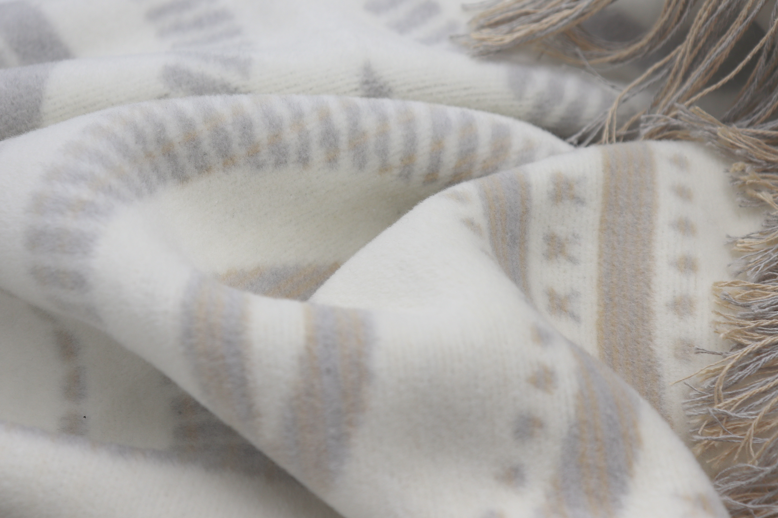 Kuscheldecke mit Fransen Raw Texture Nahaufnahme Flor