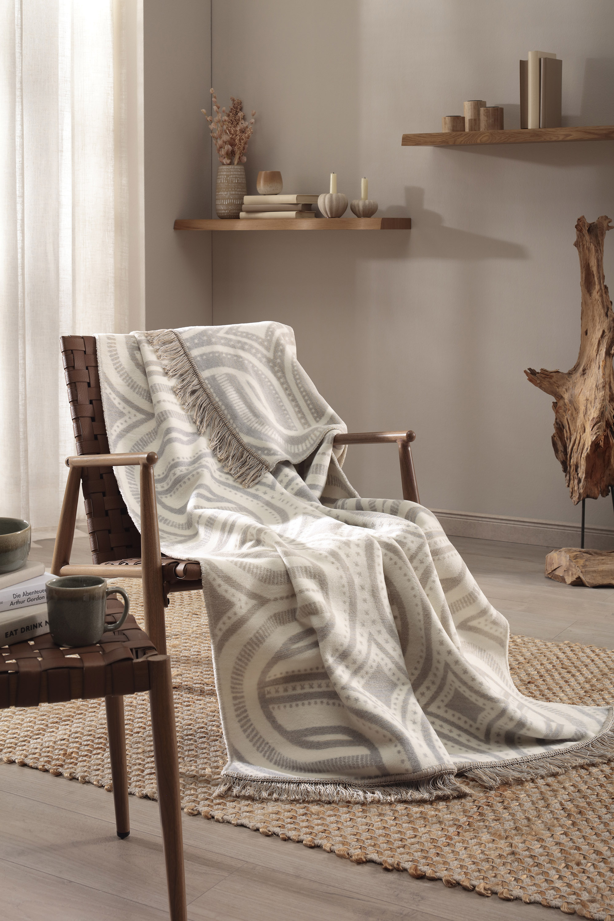 Kuscheldecke mit Fransen Raw Texture Milieubild