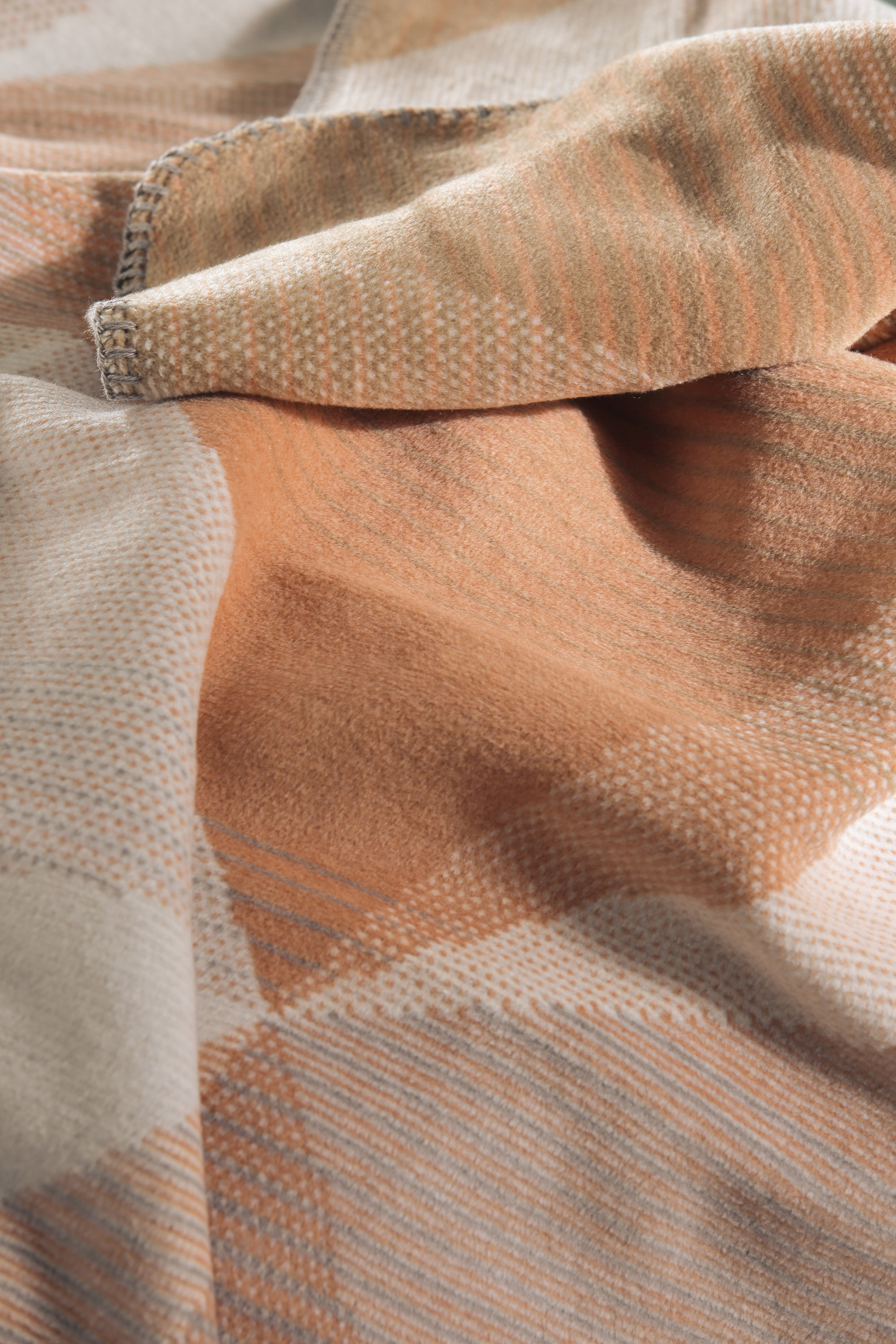 Kuscheldecke Shadeflow  Milieubild Nahaufnahme